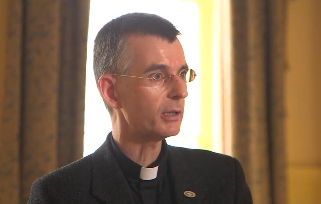 Wolfgang Rothe: Queeren Priester holt seine schlimme Vergangenheit ein