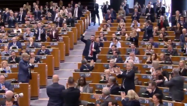 Jubel im EU-Parlament: Brandmauer gefallen, strengere Abschieberegeln