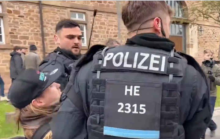 Polizei und „Antifa“-Mob Hand in Hand? „Weichreite“-Journalist abgeführt