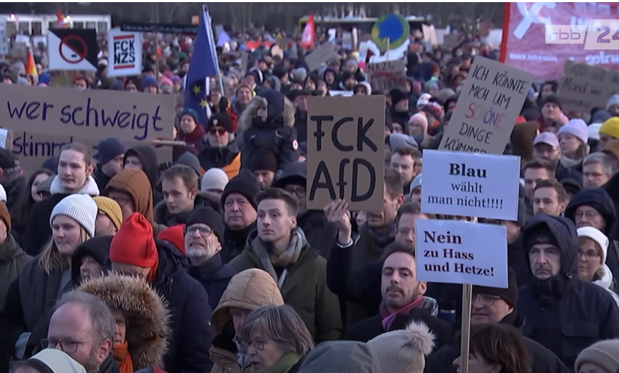 Der Rechtsstaat als Bühne: Die Verteidigung im Koordinatensystem der Anklage