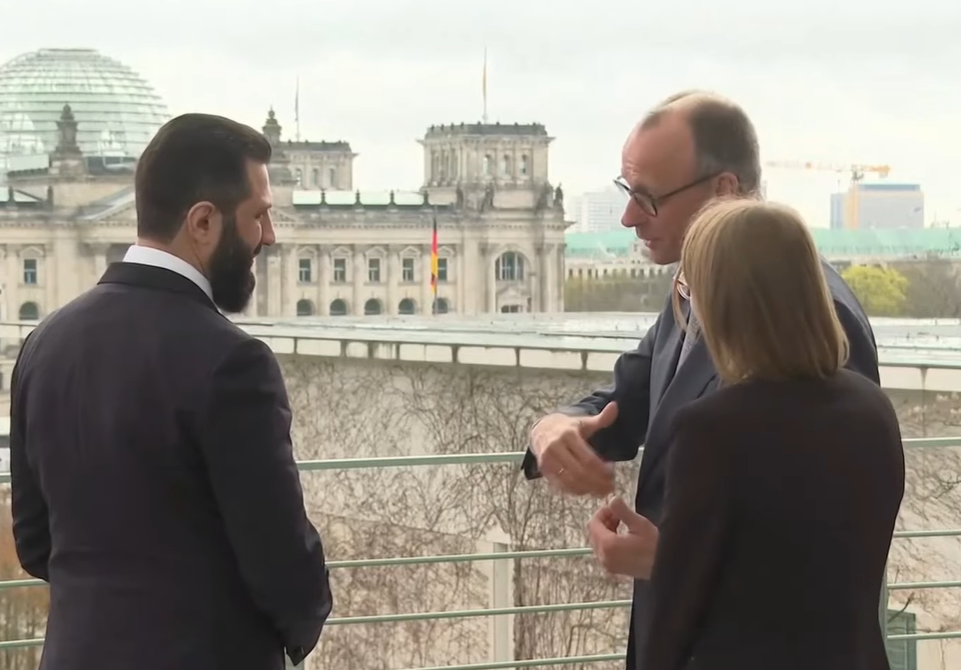 „Allahu akbar“-Rufe: Al-Kaida-Terrorist al-Jolani von Syrern und Merz gefeiert