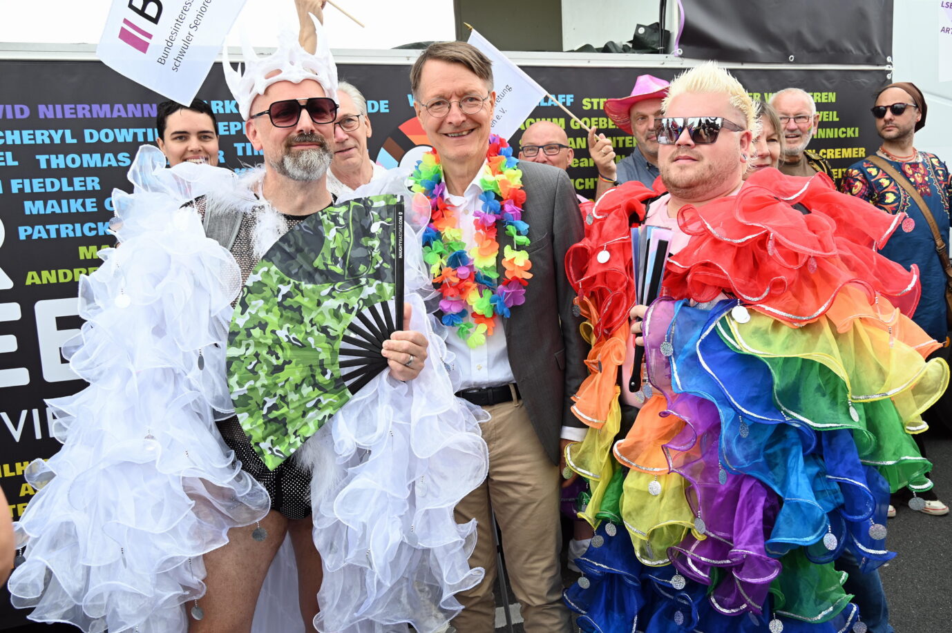 Lauterbach verbreitet Verschwörungstheorie über CSD-Attentat