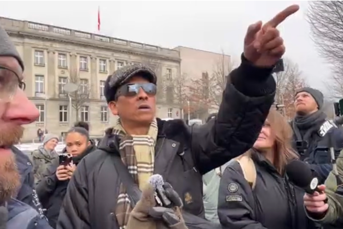 Epstein-Skandal: Polizei löst Demo auf, bevor Xavier Naidoo auftreten kann