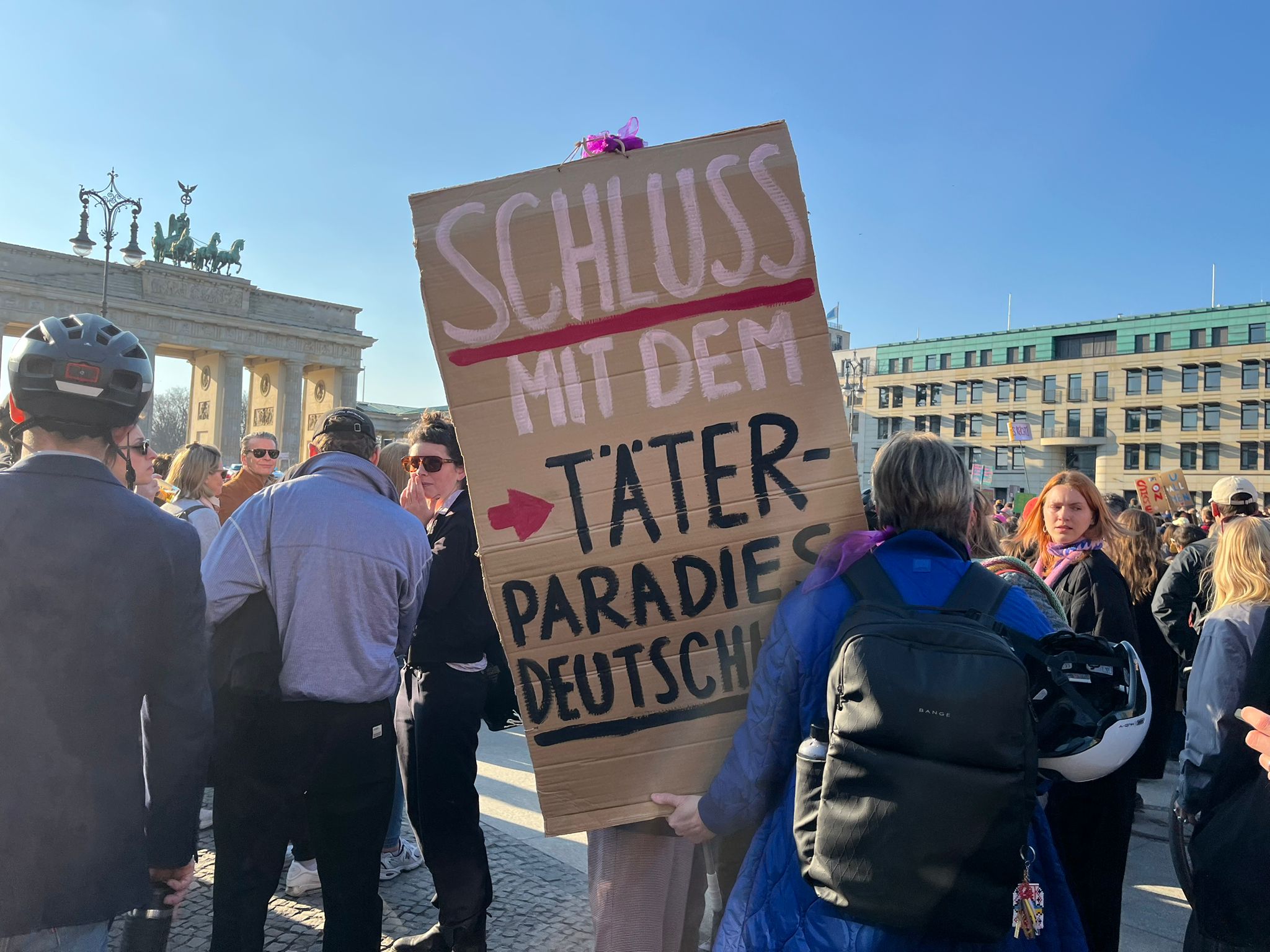 Hysterie-Demo am Brandenburger Tor: „Mein erster Täter hieß Helmut!“