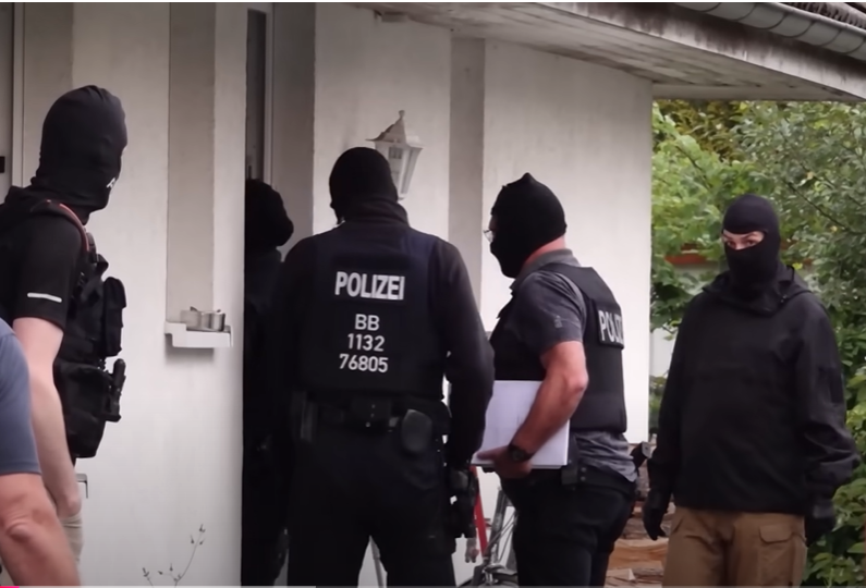 Polizei zu Hausdurchsuchungen: „Hass ist keine Meinung!“