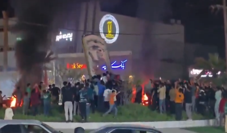 Jubelnde Iraner stürzen Statuen des Ayatollah Ali Khamenei.