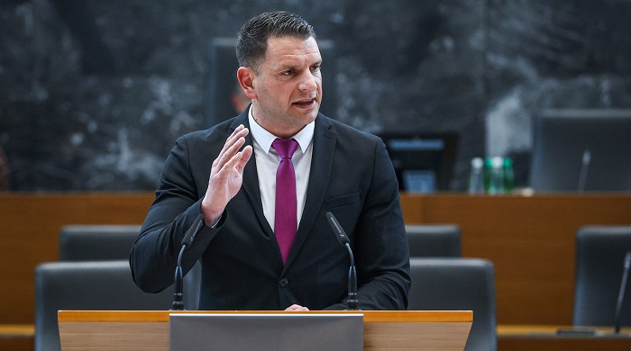 Nato-Austritt als Weg zu echter Unabhängigkeit?