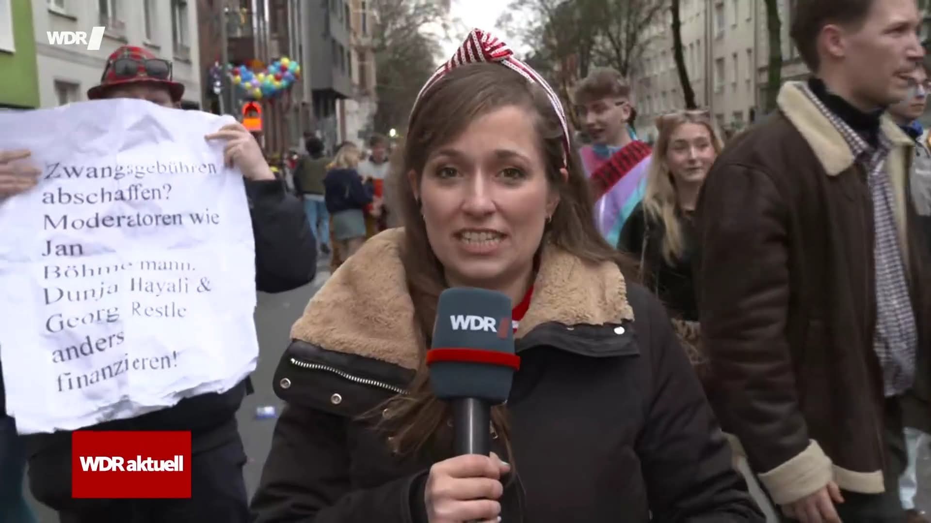 WDR-Zwischenfall: Mann hält Plakat in Kamera mit „Zwangsgebühren abschaffen“